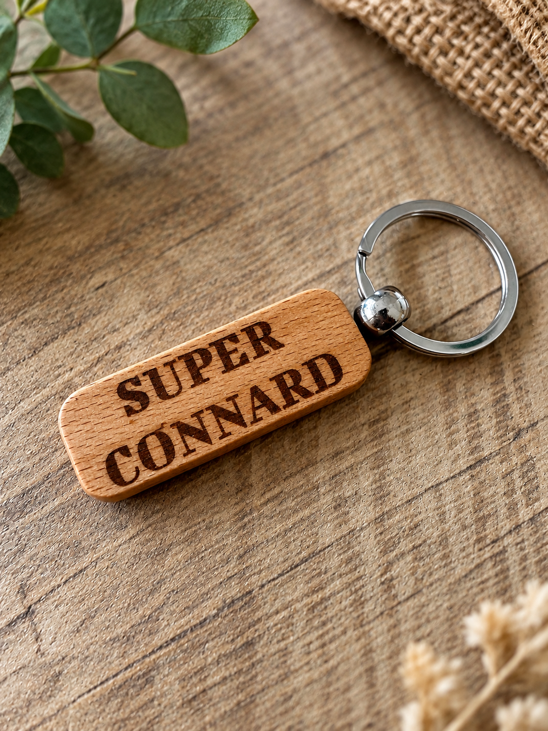 Porte-clé en bois gravé – Super Connard